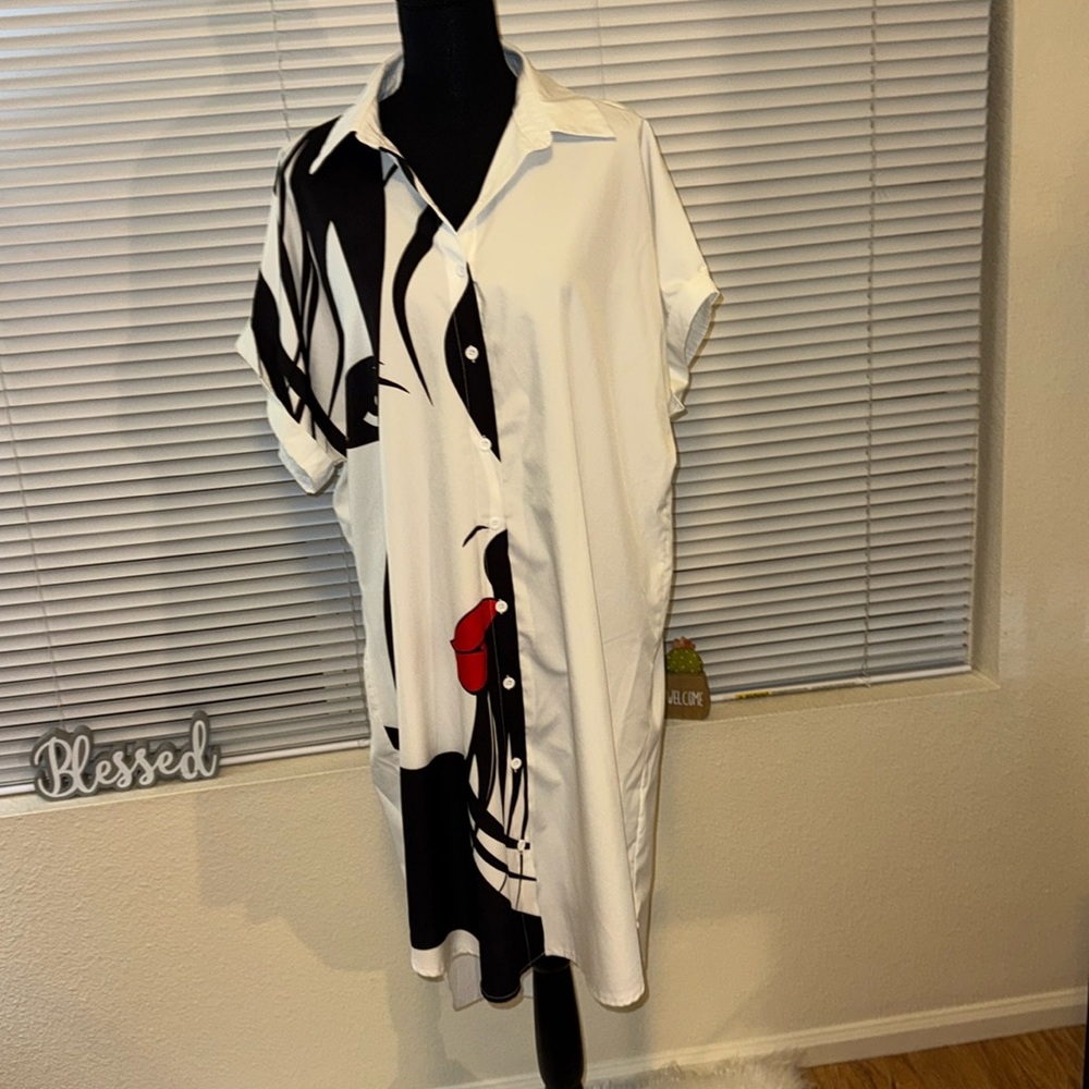 Oversized shirt dress size white & black, short sleeve in great condition.